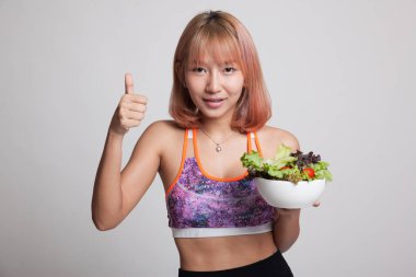 Güzel Asyalı sağlıklı kız yaşasın salata ile.