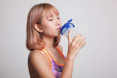 Güzel Asyalı sağlıklı kız peynir altı suyu proteini içme.