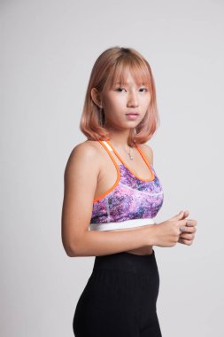 Spor elbiseler Asya güçlü sağlıklı kız.