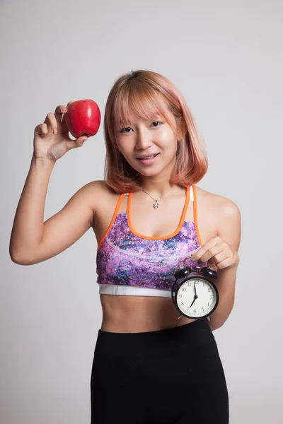 Gyönyörű ázsiai egészséges lány óra és almával. — Stock Fotó