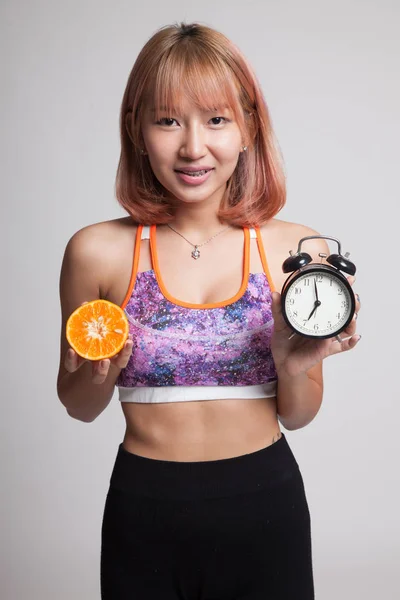 아름 다운 아시아 건강 한 여 자가 오렌지와 시계. — 스톡 사진