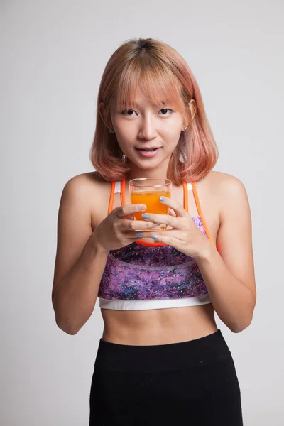 Güzel Asyalı sağlıklı kız portakal suyu içme. — Stok fotoğraf