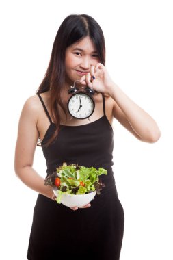 Saat ve salata ile genç Asyalı kadın.