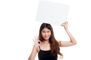 Genç Asyalı kadın göster Tamam beyaz boş işaretiyle.