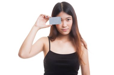 Genç Asyalı kadın gözü üzerinde boş kartı ile.