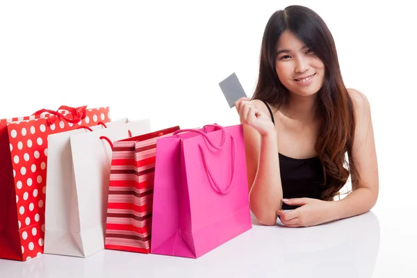 Mujer asiática joven con bolsa de compras y tarjeta en blanco .. — Foto de Stock