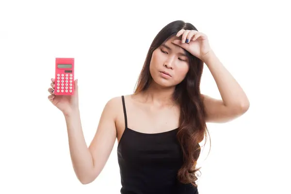 Asiatisk kvinna fick huvudvärk med miniräknare. — Stockfoto