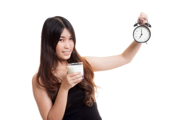 Saludable mujer asiática bebiendo vaso de leche celebrar reloj . — Foto de Stock