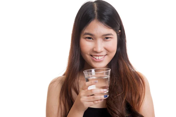 Junge asiatische Frau mit einem Glas Trinkwasser. — Stockfoto