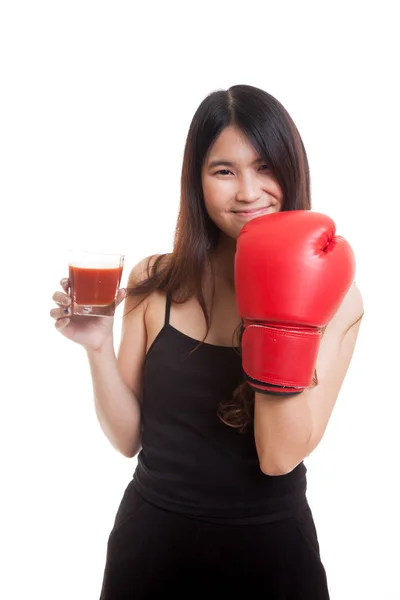 年轻的亚裔女子和番茄汁和拳击手套. — 图库照片