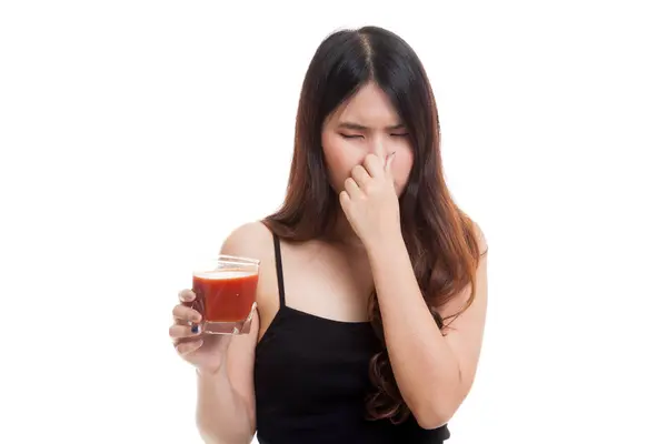 Joven mujer asiática odia el jugo de tomate . —  Fotos de Stock