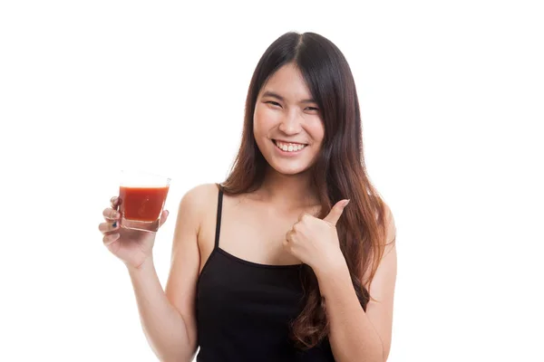 Joven mujer asiática pulgares arriba con jugo de tomate . — Foto de Stock