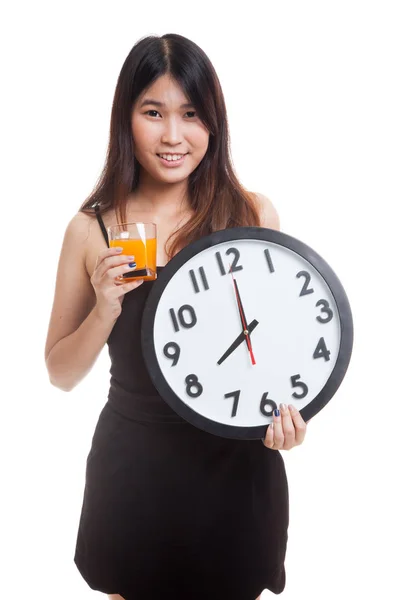 Mujer asiática con un reloj beber jugo de naranja . — Foto de Stock