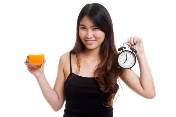 Mujer asiática con un reloj beber jugo de naranja . — Foto de Stock