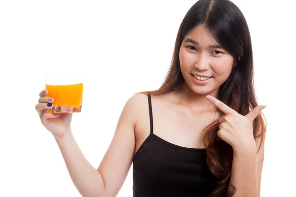 Jeune femme asiatique pointe vers le jus d'orange . — Photo
