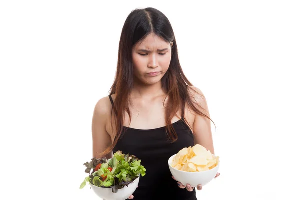 Junge Asiatin mit Kartoffelchips und Salat. — Stockfoto