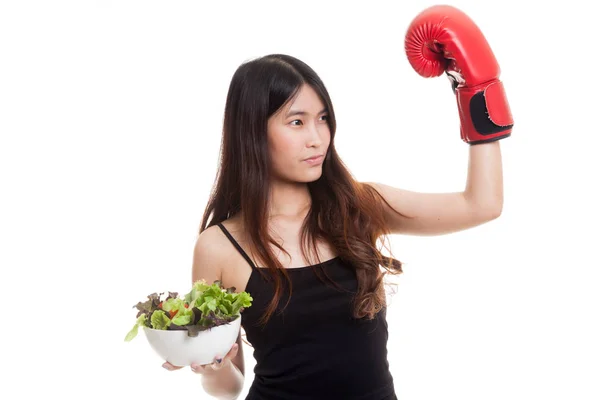 Joven mujer asiática con guante de boxeo y ensalada . — Foto de Stock