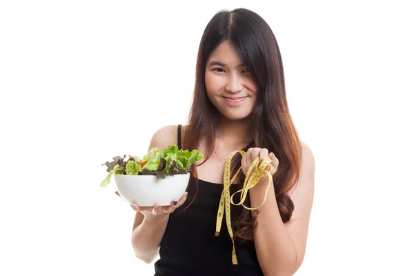 Friska asiatisk kvinna med mätning av tejp och sallad. — Stockfoto