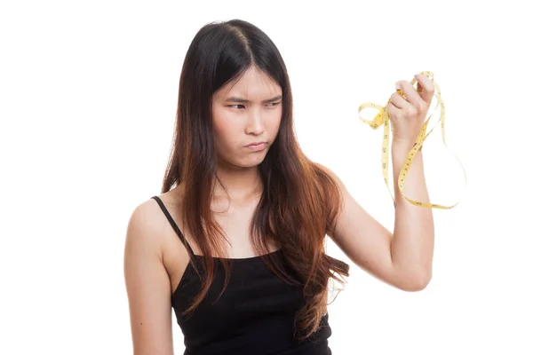 Infeliz joven mujer asiática con cinta métrica . — Foto de Stock
