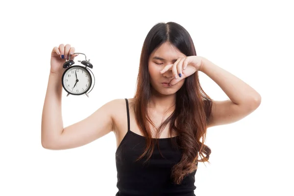 Schläfrige junge asiatische Frau mit einer Uhr am Morgen. — Stockfoto