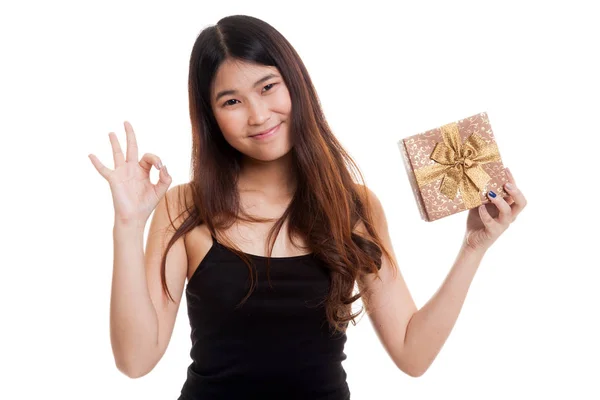 Jeune asiatique femme montrer OK avec une boîte-cadeau . — Photo