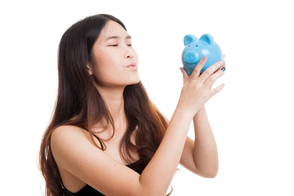 Jovem mulher asiática beijar um banco de moedas rosa . — Fotografia de Stock