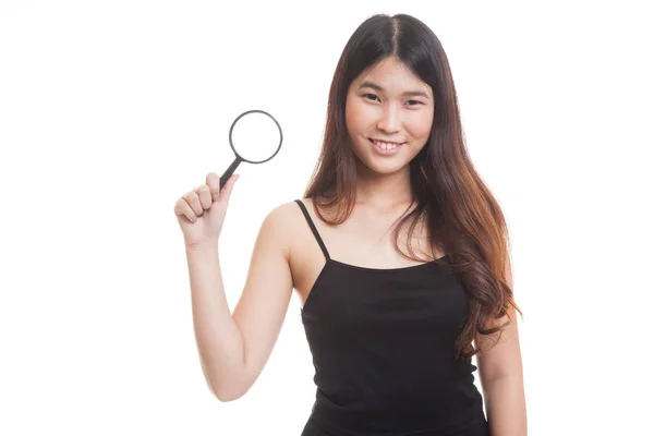 Junge asiatische Frau mit einem Vergrößerungsglas. — Stockfoto