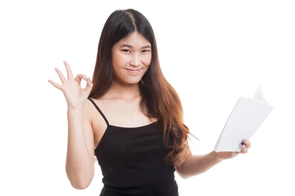 Joven asiática show OK con un libro . — Foto de Stock