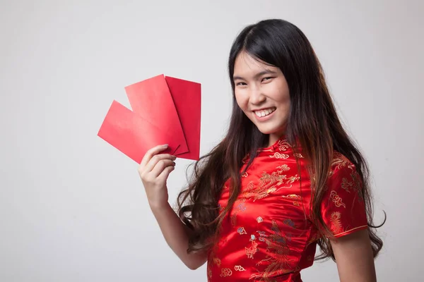 Asiatisk tjej i kinesiska cheongsam klänning med röda kuvertet — Stockfoto