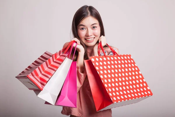Beautiful young Asian woman with shopping bags. — Stock Photo, Image