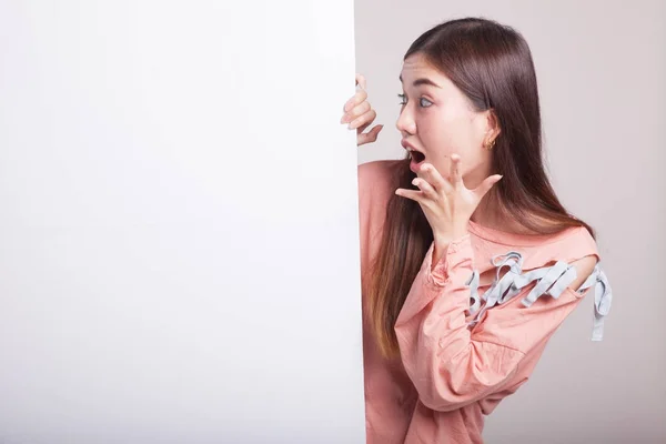 Excited young Asian woman with blank sign. — Stock Photo, Image