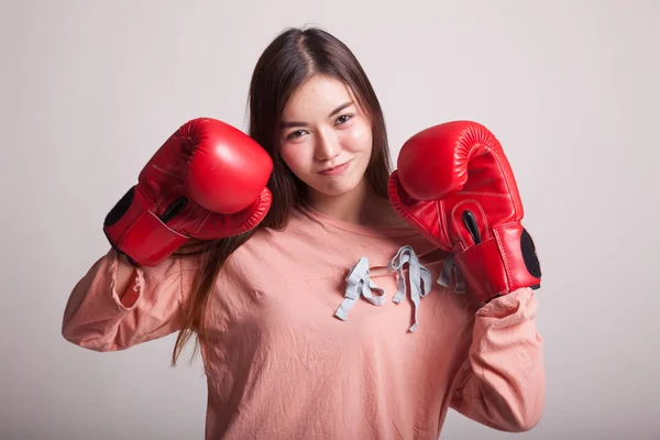 Jonge Aziatische vrouw met rode bokshandschoenen. — Stockfoto