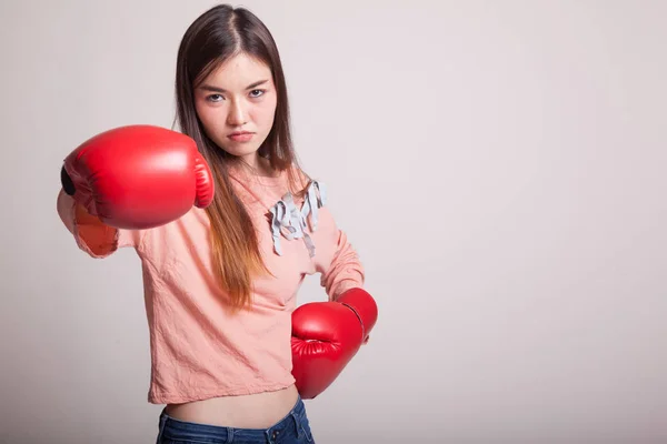 Jovem mulher asiática com luvas de boxe vermelho . — Fotografia de Stock