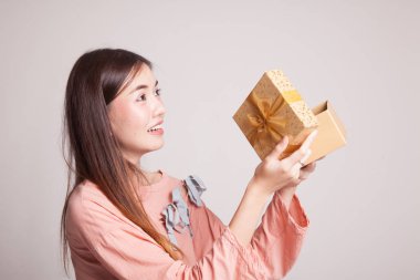 Genç Asyalı kadın açık bir hediye kutusu.