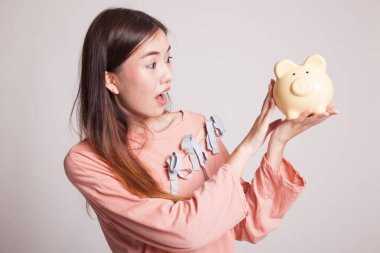 Bir domuz para banka ile genç Asyalı kadın.