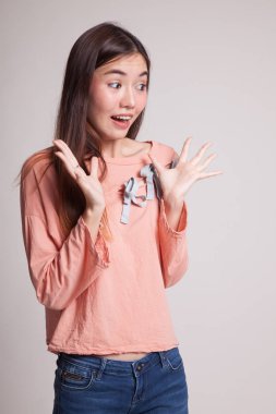 Genç Asyalı kadın şaşırır ve gülümse.