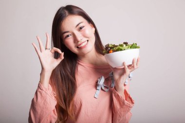 Sağlıklı Asyalı kadın şov Tamam salata ile.