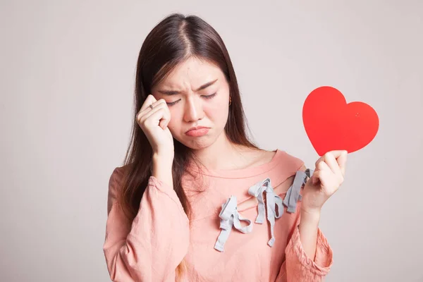 Mulher asiática triste e chorar com coração vermelho . — Fotografia de Stock