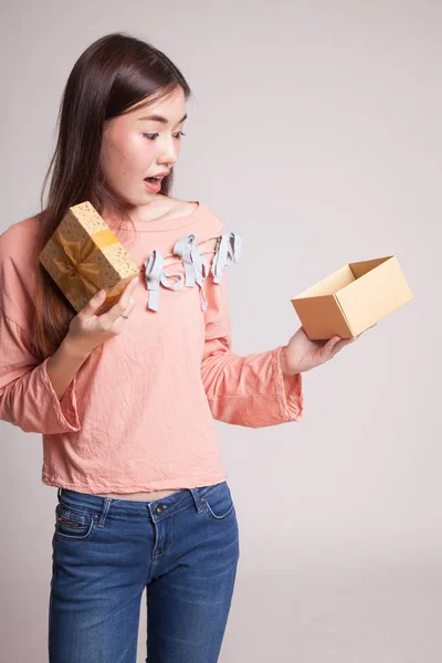 Mladá asijská žena otevřít dárková krabička. — Stock fotografie