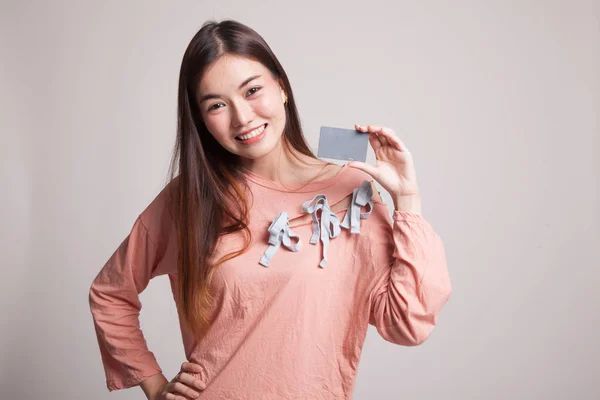 Jeune femme asiatique sourire avec carte blanche . — Photo