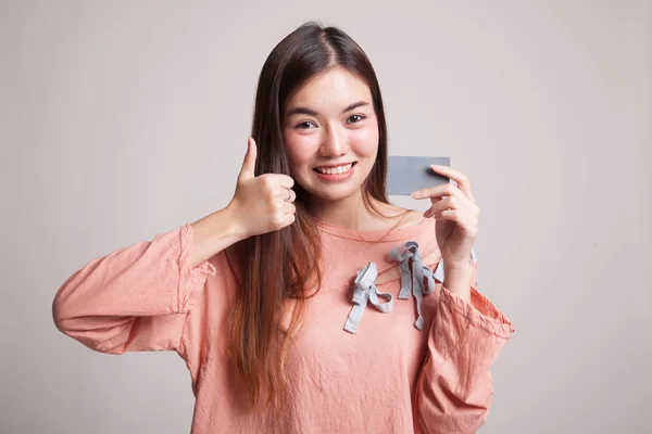 Jonge Aziatische vrouw duimen omhoog met een lege kaart. — Stockfoto