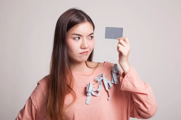 Giovane donna asiatica pensare con una carta bianca . — Foto Stock