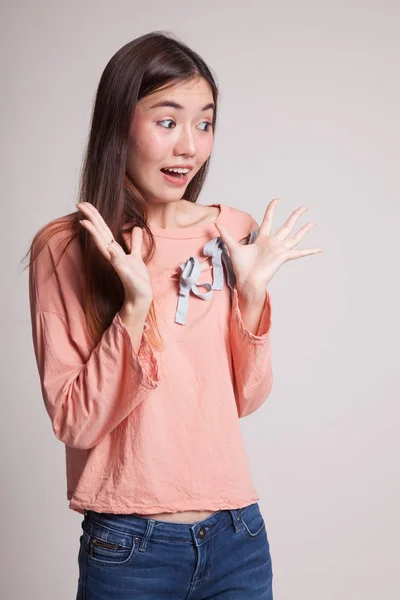 Ung asiatisk kvinna är förvånad och smile. — Stockfoto
