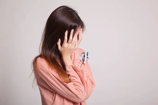 Triste jovem mulher asiática chorar com palma para cara. — Fotografia de Stock