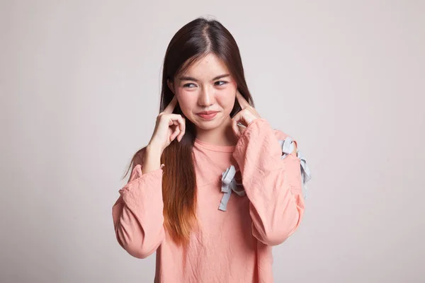 젊은 아시아 여자는 손가락으로 양쪽 귀를 차단. — 스톡 사진