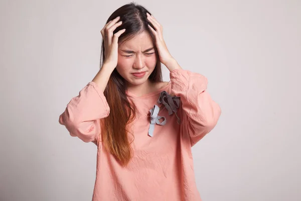 Joven mujer asiática enfermó y dolor de cabeza . —  Fotos de Stock