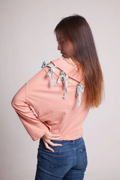 Молодая азиатка получила боль в спине . — стоковое фото