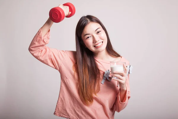 Friska asiatisk kvinna dricka ett glas mjölk och hantel. — Stockfoto