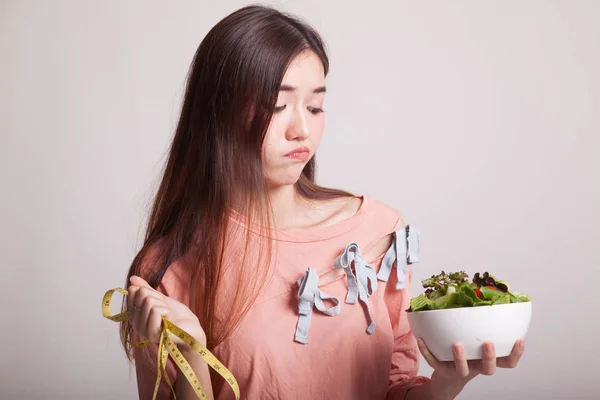 Ongelukkig Aziatische vrouw met het meten van de tape en salade. — Stockfoto