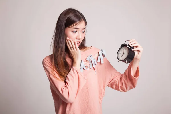 Jeune femme asiatique est stressé avec une horloge . — Photo